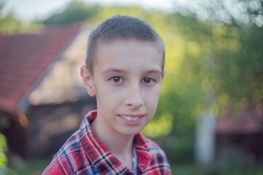 Yeşil doğadaki şirin, meraklı çocuk büyüyü bekliyor. Meraklı çocukluk.