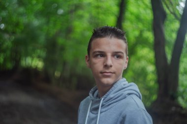 Yeşil doğadaki şirin, meraklı çocuk büyüyü bekliyor. Meraklı çocukluk.