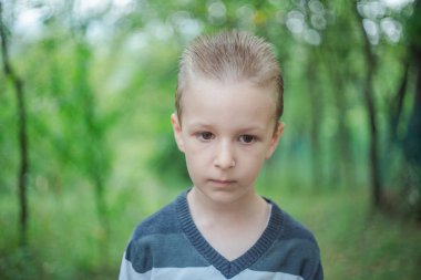 Yeşil doğadaki şirin, meraklı çocuk büyüyü bekliyor. Meraklı çocukluk.