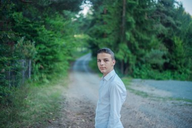 Yeşil doğadaki şirin, meraklı çocuk büyüyü bekliyor. Meraklı çocukluk.