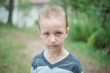 Yeşil doğadaki şirin, meraklı çocuk büyüyü bekliyor. Meraklı çocukluk.