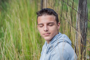 Yeşil doğadaki şirin, meraklı çocuk büyüyü bekliyor. Meraklı çocukluk.