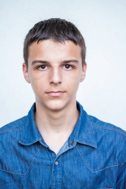 Beyaz arka planda beyaz bir gencin portresi. Yüksek kalite fotoğraf