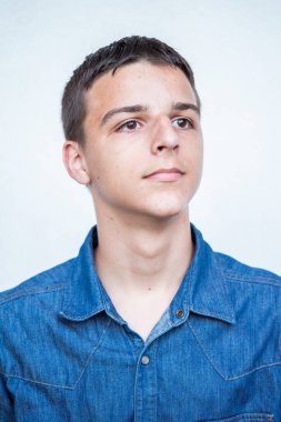 Beyaz arka planda beyaz bir gencin portresi. Yüksek kalite fotoğraf