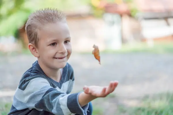 Roztomilý Malý Zvědavý Chlapec Zelené Přírodě Čeká Magii Inkvizitivní Dětství Stock Fotografie