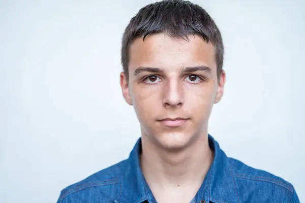 Fehér Hátterű Fehér Tinédzser Fiú Portréja Kiváló Minőségű Fénykép Stock Kép