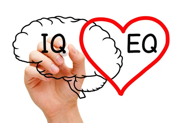 Iq知性商とEq感情的知性について脳と心臓の概念を描く手 — ストック写真