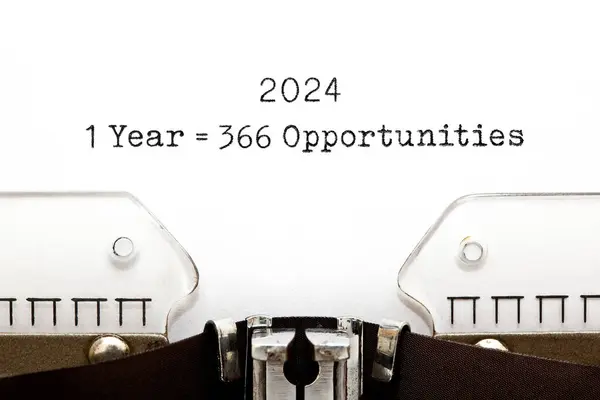 启发性的引用1闰年2024等于366次机会打在老式打字机上 再过一天就能实现你的目标 图库图片