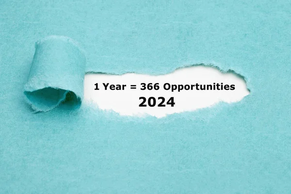 モチベーション引用 Leap Year 2024 リッピングブルーペーパーの穴を通して見られる366の機会に等しい ストックフォト