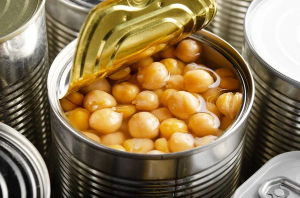 刚打开罐头里的罐装鹰嘴豆 不易腐坏的食物 免版税图库照片