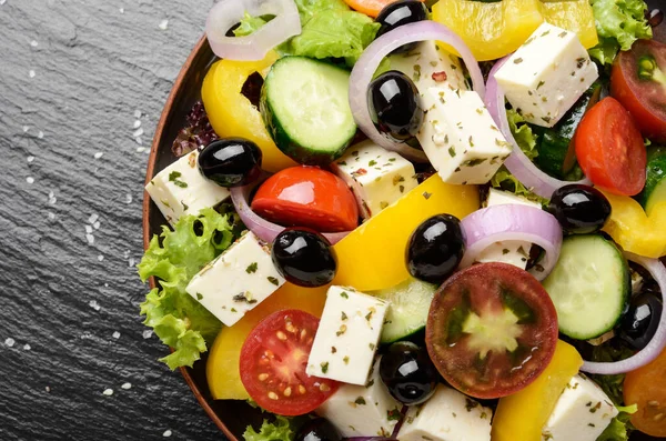 地中海饮食菜盘上的希腊色拉头像 图库图片