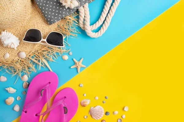 Sombrero Paja Sunglesses Chanclas Conchas Amarillo Azul Fondo Vacaciones Planificación Imagen De Stock