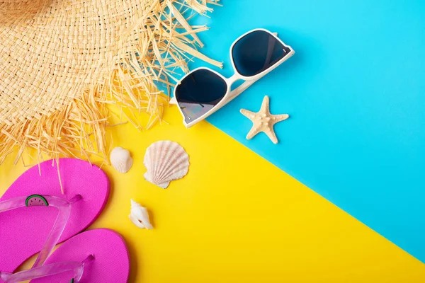 Sombrero Paja Sunglesses Chanclas Conchas Amarillo Azul Fondo Vacaciones Planificación Imagen De Stock
