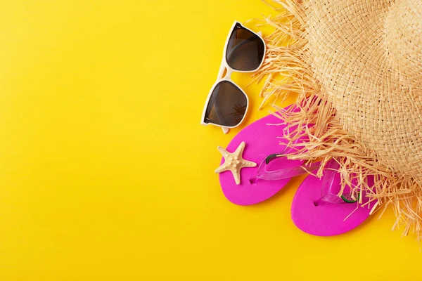 黄色背景假期旅游规划模型中的翻跟头草帽 太阳镜和海星 免版税图库照片