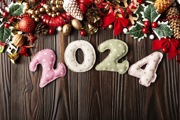 Πολύχρωμα Ραμμένα Ψηφία 2024 Από Polkadot Ύφασμα Χριστουγεννιάτικες Διακοσμήσεις Επίπεδη Royalty Free Φωτογραφίες Αρχείου