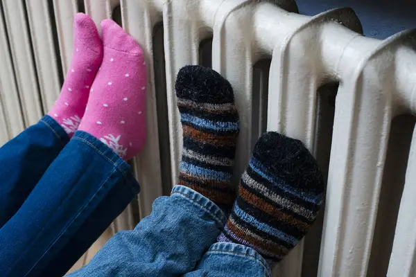 Ζευγάρι Ζέσταμα Πόδια Τους Στο Καλοριφέρ Κεντρική Θέρμανση Φωτογραφία Αρχείου