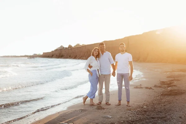 海のそばに大人の息子と幸せな中年の家族 ライフスタイルの概念 クローズアップ写真 — ストック写真