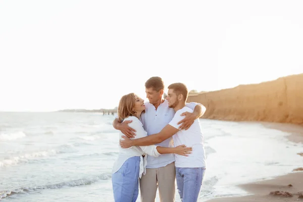 海のそばに大人の息子と幸せな中年の家族 ライフスタイルの概念 クローズアップ写真 — ストック写真