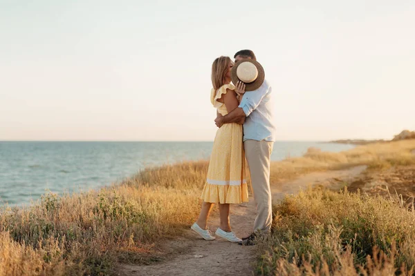 幸せなロマンチックな中年のカップルの海があります ライフスタイルコンセプト 閉鎖写真 — ストック写真