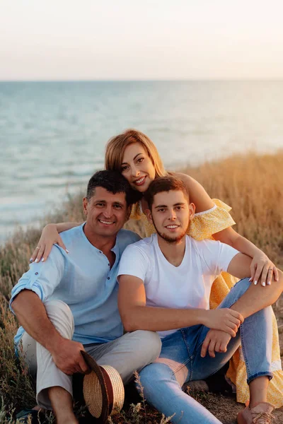 Glückliche Familie Mittleren Alters Mit Einem Erwachsenen Sohn Meer Lifestyle — Stockfoto