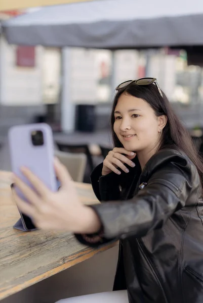 Portret Tajlandzkiej Studentki Robiącej Autoportret Smartfonem Nowoczesny Milenijny Styl Życia — Zdjęcie stockowe