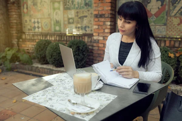 카페에 여성의 사진입니다 인터넷에서 일하는 동안에는 노트북을 사용하는 신뢰할 사업가 — 스톡 사진