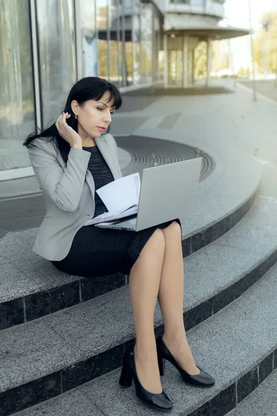 Mujer Negocios Confiada Ropa Casual Con Una Computadora Portátil Cuaderno — Foto de Stock