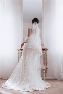 Güzel genç gelinin portresi. Hassas bir kadın portresi. Düğün makyajı. Doğal güzellik..