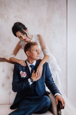 Gelin ve damat, güzel genç bir çift. Şatafatlı bir iç mekan. Düğün günü konsepti