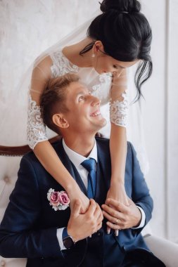 Gelin ve damat, güzel genç bir çift. Şatafatlı bir iç mekan. Düğün günü konsepti