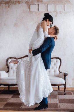 Gelin ve damat, güzel genç bir çift. Şatafatlı bir iç mekan. Düğün günü konsepti