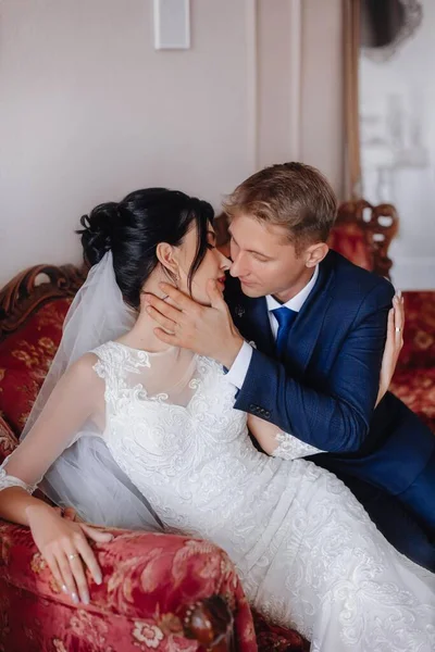 Gelin ve damat, güzel genç bir çift. Şatafatlı bir iç mekan. Düğün günü konsepti