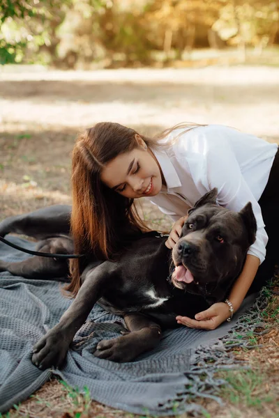 Bella Giovane Donna Felice Seduta Sull Erba Che Abbraccia Cane — Foto Stock