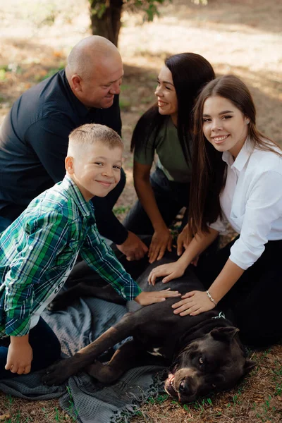 Lykkelig Familie Med Labrador Retriever Hund Som Leker Parken Kjærlighet – stockfoto