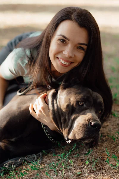 Jovem Feliz Bonita Sentada Grama Abraçando Cão Amor Carinho Por — Fotografia de Stock