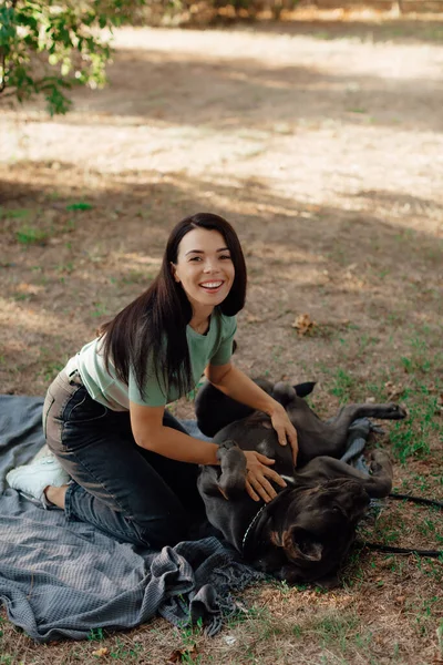Piękna Młoda Szczęśliwa Kobieta Siedząca Trawie Przytulająca Psa Miłość Uczucie — Zdjęcie stockowe