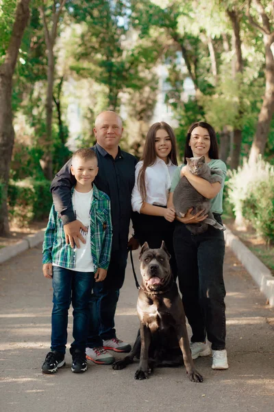 Счастливая Большая Семья Лабрадором Собакой Играющей Парке Любовь Привязанность Домашним — стоковое фото