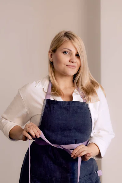 Uma Mulher Num Avental Cozinha Chefe Trabalha Cozinha Cozinhe Uniforme — Fotografia de Stock