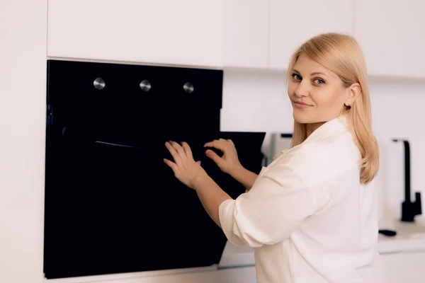Mladá Žena Elektrické Trouby Kuchyni Šéfkuchař Dělá Kuchyni Vaření Uniformě — Stock fotografie