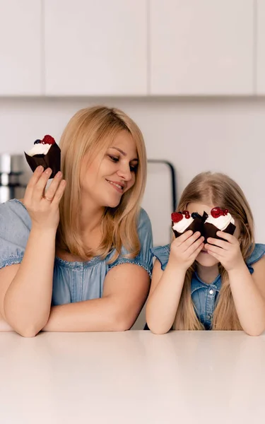 Pastry Chef Confectioner Young Caucasian Woman Her Daughter Decorate Cake — ストック写真