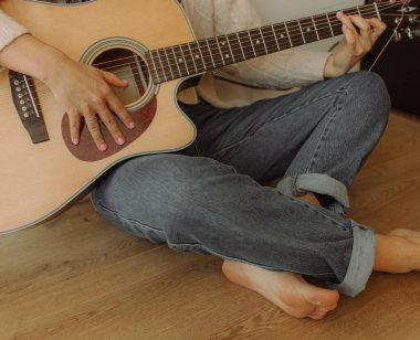 Yaratıcı hobi. Gitar boyunlu kadın eller, yakın plan fotoğraf. Boşluğu kopyala