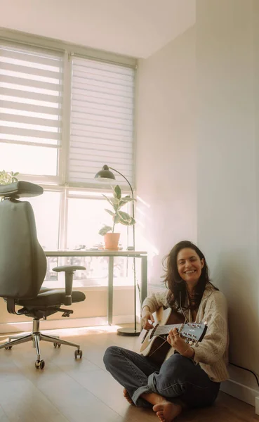 창조적 재능있는 음악가는 안락의자에 클래식 기타를 사용하여 노래를 여인은 악기로 — 스톡 사진