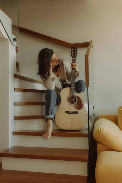 Yaratıcı Hobi Yetenekli Genç Bayan Müzisyen Koltuğunda Tek Başına Oturup — Stok fotoğraf
