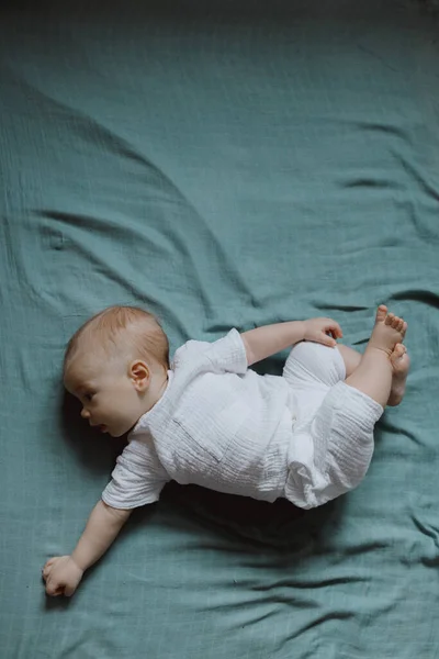 Üst Açı Geniş Açılı Yeni Doğan Bebek Beşik Kollarında Yatıyor — Stok fotoğraf