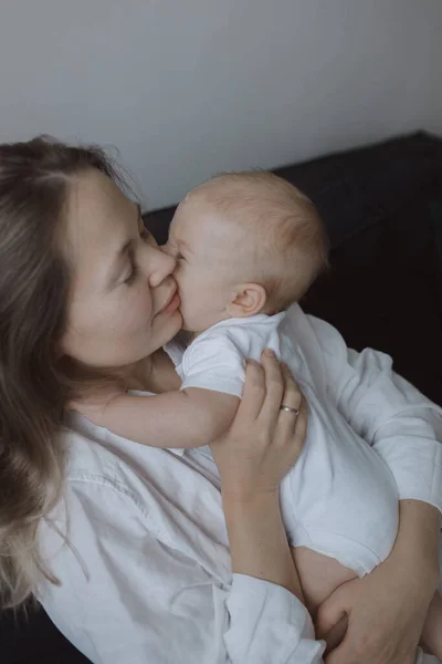 Seitenansicht Einer Jungen Frau Die Mit Ihrem Kleinen Baby Bett — Stockfoto