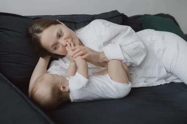 Küçük Bebeğiyle Yatakta Oynayan Genç Bir Kadının Yan Görüntüsü Mutlu — Stok fotoğraf