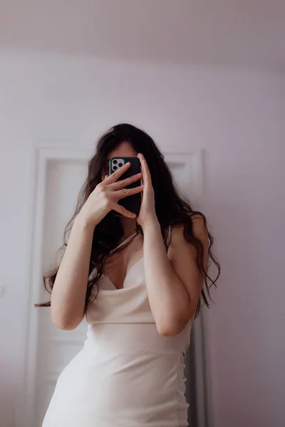 Kobieta Dwudziestce Bloger Trzymać Telefon Robić Zdjęcia Komórkowe Młody Vlogger — Zdjęcie stockowe