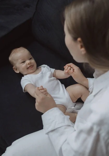 Vista Lateral Una Joven Jugando Con Pequeño Bebé Cama Concepto — Foto de Stock