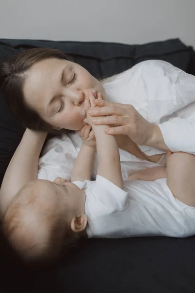 Küçük Bebeğiyle Yatakta Oynayan Genç Bir Kadının Yan Görüntüsü Mutlu — Stok fotoğraf