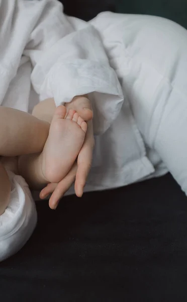 Annenin Elleri Yeni Doğmuş Bir Bebeğin Bacaklarını Okşuyor Mutlu Annelik — Stok fotoğraf